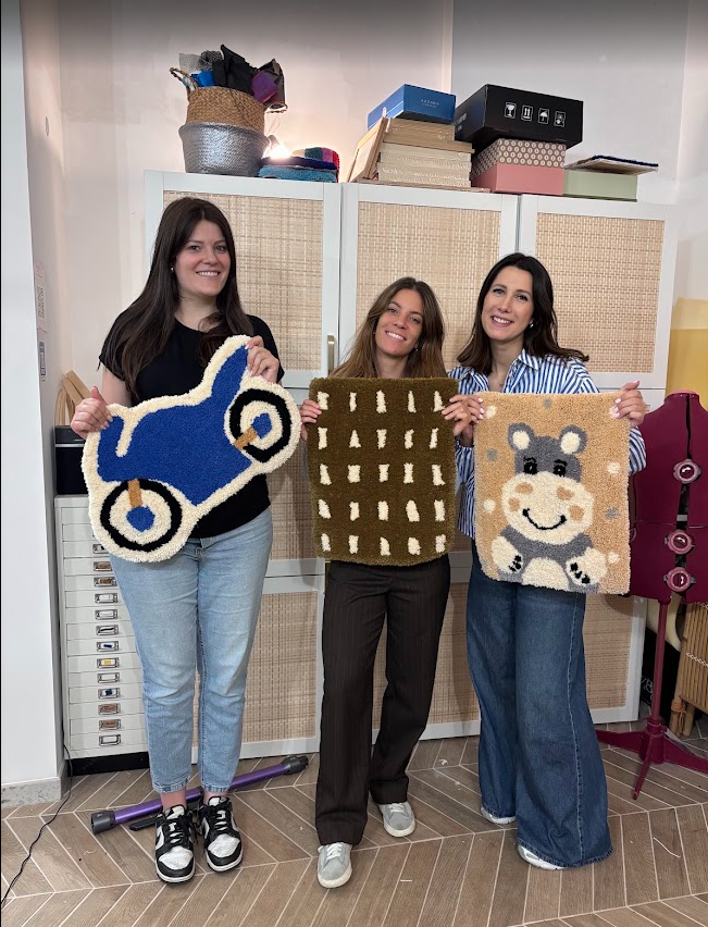 groupe d'amie participant a l'atelier tufting 