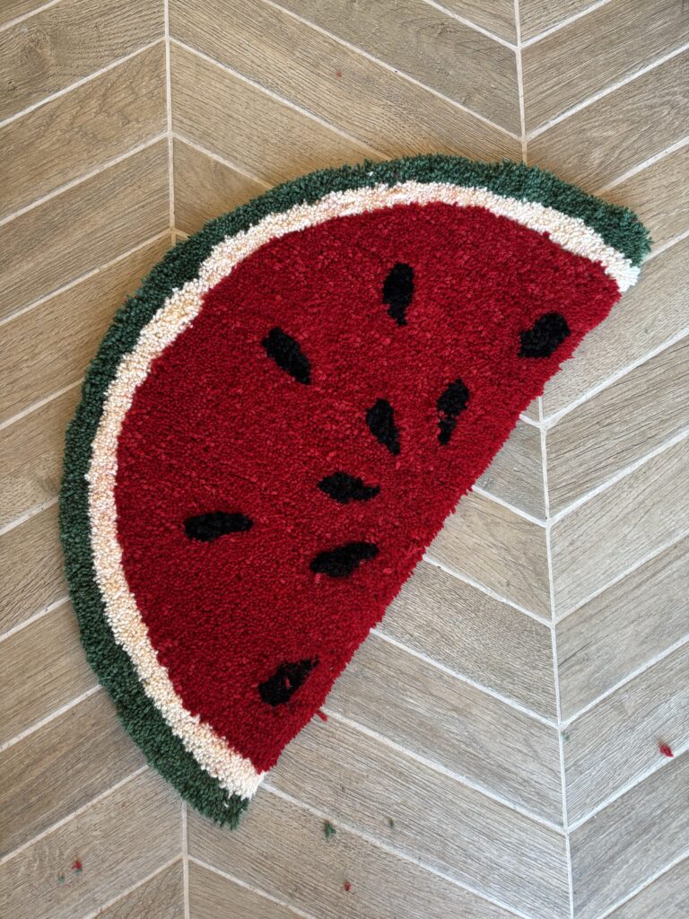 Tapis coloré réalisé pendant un atelier tufting en Brabant