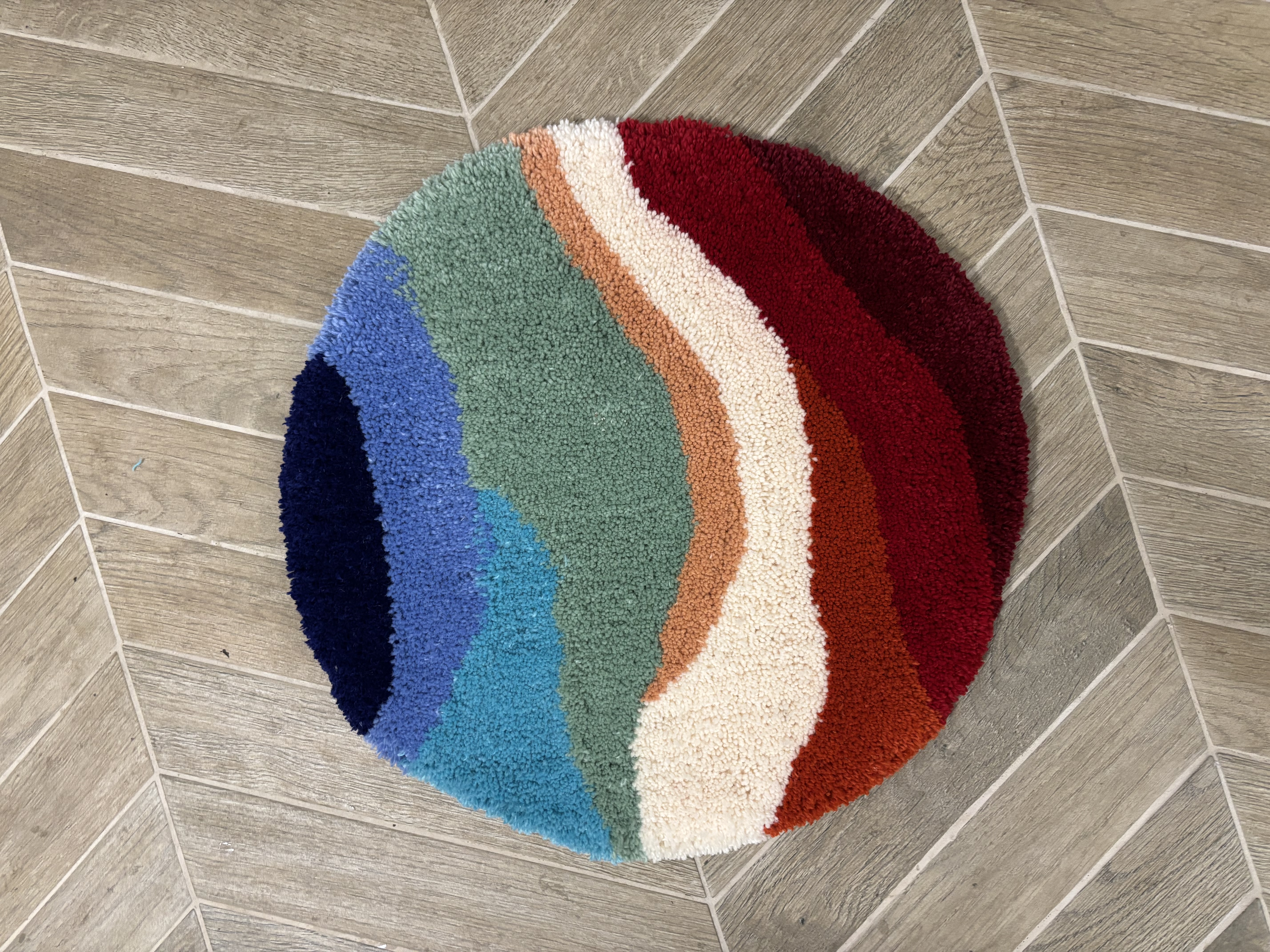 Création d’un tapis lors d’un atelier tufting à Bousval en Brabant wallon